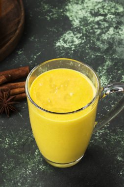 Baharat (tarçın, anason) üzerinde yeşil bir adam ile sütlü balkabağı