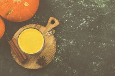 Baharat (tarçın, anason) üzerinde yeşil bir adam ile sütlü balkabağı