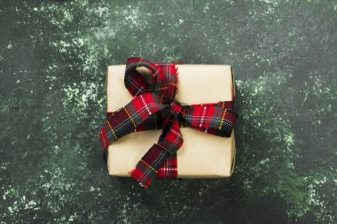Noel için hediye ile yeşil bir arka plan üzerinde kutu. Üstten Görünüm