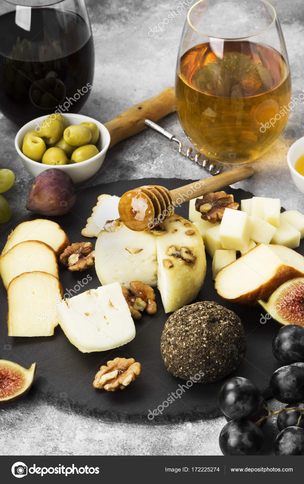 Snacks Mit Wein Verschiedene Arten Von Kase Honig Feigen Nussen Stockfoto C Matucha12