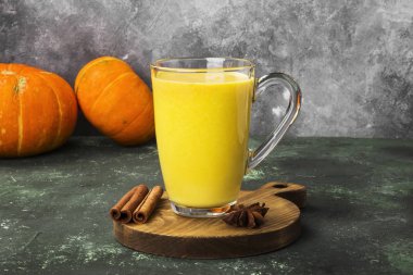 Baharat (tarçın, anason) üzerinde yeşil bir adam ile sütlü balkabağı