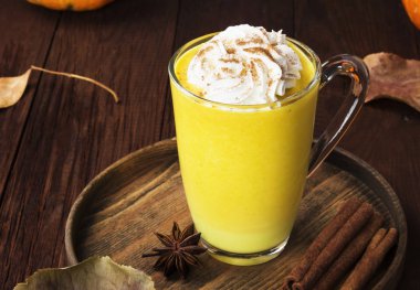 Baharat (tarçın, anason) ve krem şanti ile sütlü balkabağı