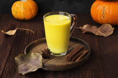 Baharat (tarçın, anason) ahşap bir backgrou tarih ile sütlü balkabağı