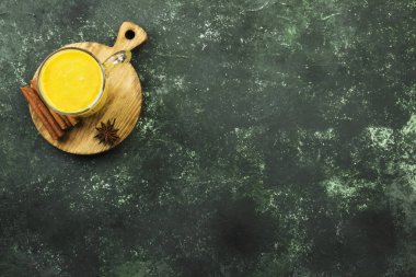 Baharat (tarçın, anason) üzerinde yeşil bir adam ile sütlü balkabağı