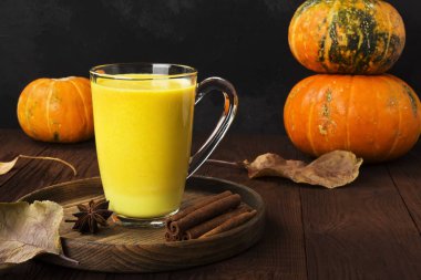 Baharat (tarçın, anason) üzerinde yeşil bir adam ile sütlü balkabağı