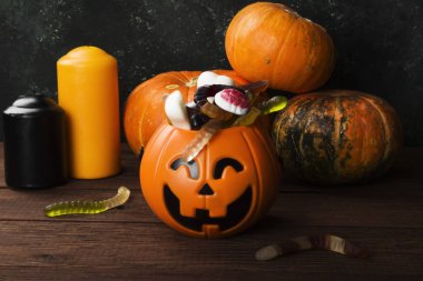 Dekoratif kabak koyu ba üzerinde Halloween için korkunç tatlılar