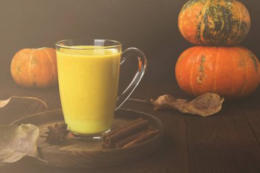 Baharat (tarçın, anason) üzerinde yeşil bir adam ile sütlü balkabağı