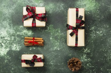 Noel için hediye ile yeşil bir arka plan üzerinde kutu. Üstten Görünüm