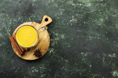 Baharat (tarçın, anason) üzerinde yeşil bir adam ile sütlü balkabağı