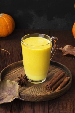 Baharat (tarçın, anason) ahşap bir backgrou tarih ile sütlü balkabağı