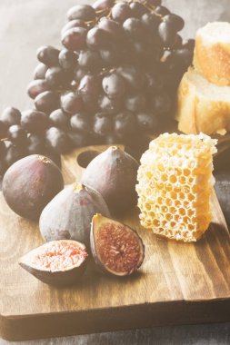 Çeşitli snack - incir, üzüm, ekmek, karanlık bir sırt üstü şarap için bal