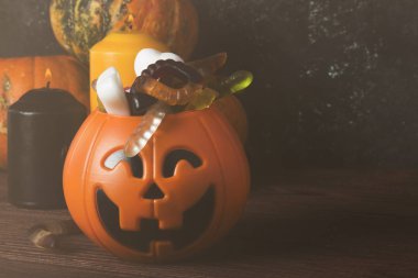 Dekoratif kabak koyu ba üzerinde Halloween için korkunç tatlılar