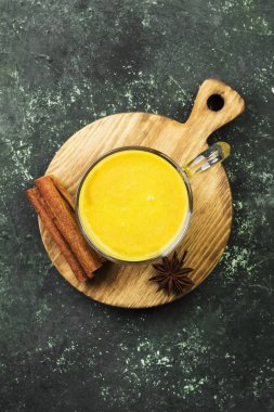 Baharat (tarçın, anason) üzerinde yeşil bir adam ile sütlü balkabağı