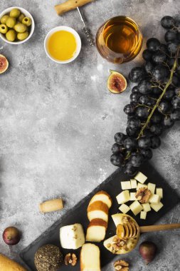 Şarap - peynir, incir, fındık, tatlım, çeşitli aperatifler, 