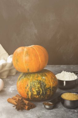 Kabak pasta için-malzemeler un, kabak, yumurta, şeker kamışı,