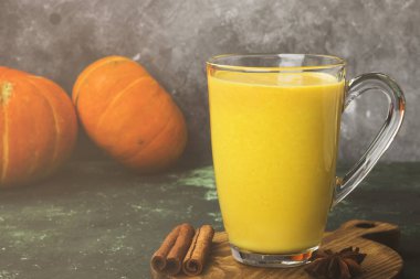 Baharat (tarçın, anason) üzerinde yeşil bir adam ile sütlü balkabağı