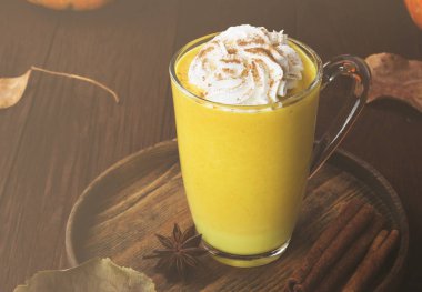 Baharat (tarçın, anason) ve krem şanti ile sütlü balkabağı