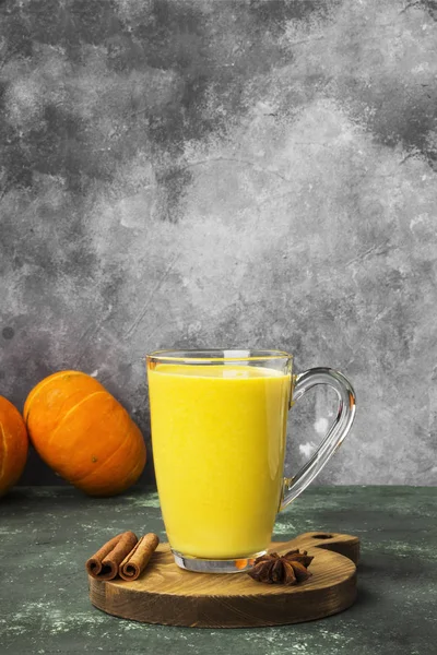 Latte di zucca con spezie (cannella, anice) su un backgroun verde — Foto Stock