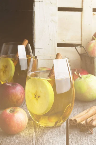 Яблочный сок в стакане с каемоном и анисом на темном дереве — стоковое фото