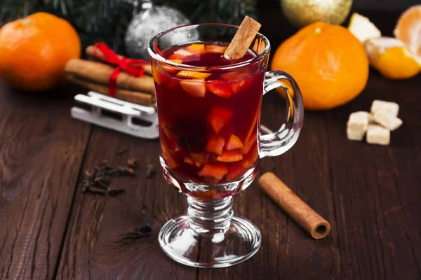 Рождественский горячий напиток с цитрусовыми и специями - глинтвейн на — стоковое фото