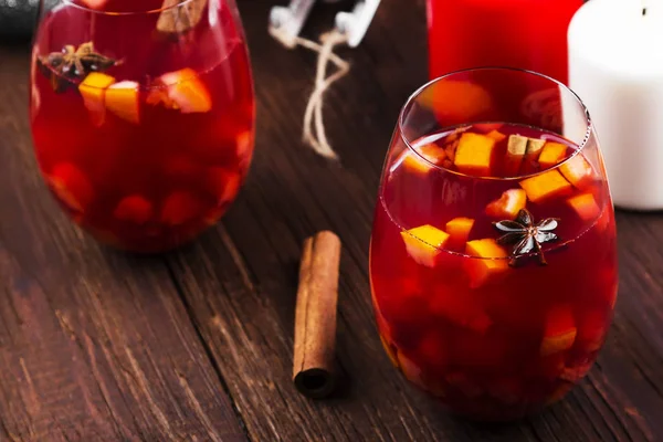 Bebida quente de Natal com cítricos e especiarias - vinho ruminado em um — Fotografia de Stock