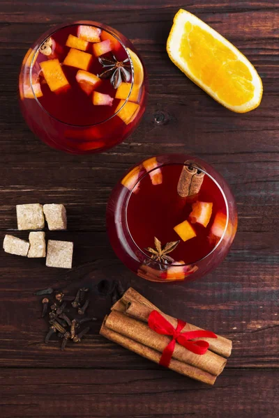 Bebida quente de Natal com cítricos e especiarias - vinho ruminado em um — Fotografia de Stock