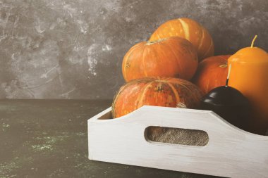 Olgun pumpkins, yeşil bir arka plan üzerinde turuncu ve siyah mum. Co