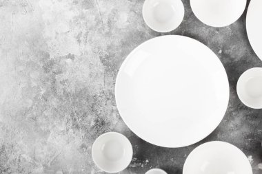 Temiz beyaz sofra gri bir arka plan üzerinde. Üstten Görünüm, kopya alanı