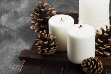 Yanan mumlar ve karanlık bir arka plan Christmas öznitelikleri