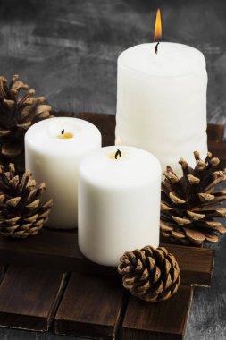 Yanan mumlar ve karanlık bir arka plan Christmas öznitelikleri