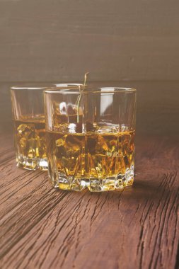 Kokteyl kiraz ahşap arka iki gözlük ile viski üzerinden