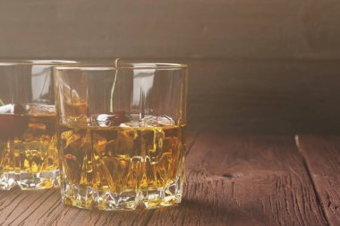 Kokteyl kiraz ahşap arka iki gözlük ile viski üzerinden