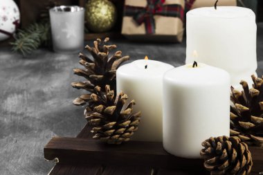 Yanan mumlar ve karanlık bir arka plan Christmas öznitelikleri