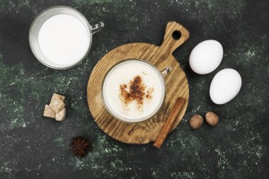 Noel içki yumurta likörü ve malzemelerin yeşil bir arka plan üzerine. Hedef