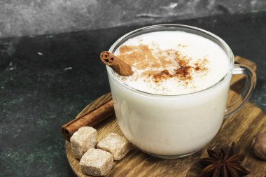 Noel içki yumurta likörü ve malzemelerin yeşil bir arka plan üzerine