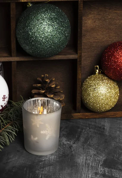 Vela ardente em castiçais e atributos de Natal em um dar — Fotografia de Stock