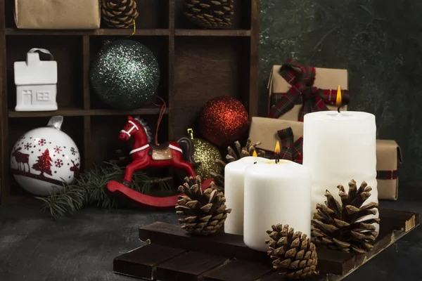 Queimar velas e atributos de Natal em um fundo escuro — Fotografia de Stock