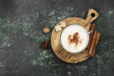 Noel içki yumurta likörü ve malzemelerin yeşil bir arka plan üzerine. Hedef