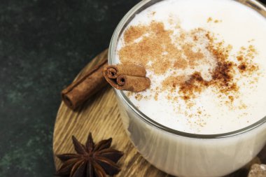 Noel içki yumurta likörü ve malzemelerin yeşil bir arka plan üzerine