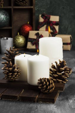 Yanan mumlar ve karanlık bir arka plan Christmas öznitelikleri