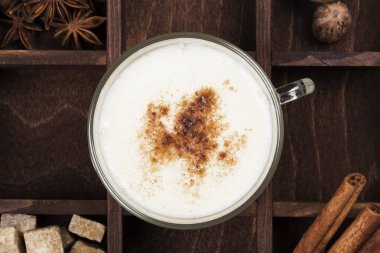 Noel içki yumurta likörü ve malzemelerin yeşil bir arka plan üzerine. Hedef