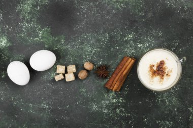 Noel içki yumurta likörü ve malzemelerin yeşil bir arka plan üzerine. Hedef