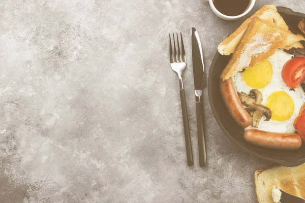 传统英语早餐-培根, 香肠, 煎蛋, 汤姆 — 图库照片