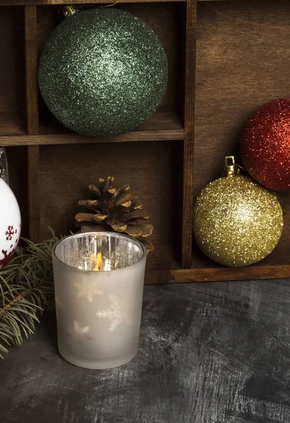 Vela ardente em castiçais e atributos de Natal em um dar — Fotografia de Stock