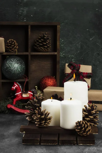 Queimar velas e atributos de Natal em um fundo escuro — Fotografia de Stock