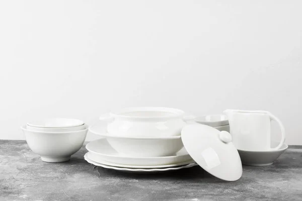 Vaisselle blanche propre sur fond gris — Photo