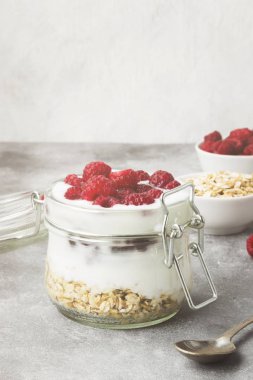 Glanola cam ahududu üzerinde gri bir arka plan ile. Tonda