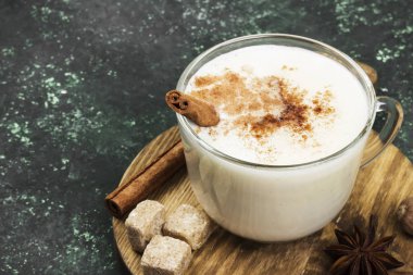 Noel içki yumurta likörü ve malzemelerin yeşil bir arka plan üzerine. Co