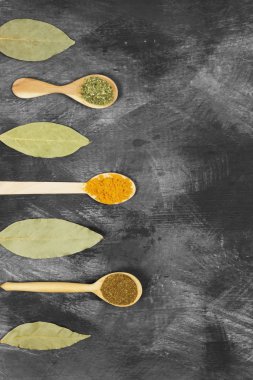 Siyah bir zemin üzerine çeşitli baharatlar. Görünümü en çok, uzay kopyalayın. Gıda