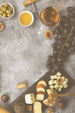 Şarap - peynir, incir, fındık, tatlım, çeşitli aperatifler, 
